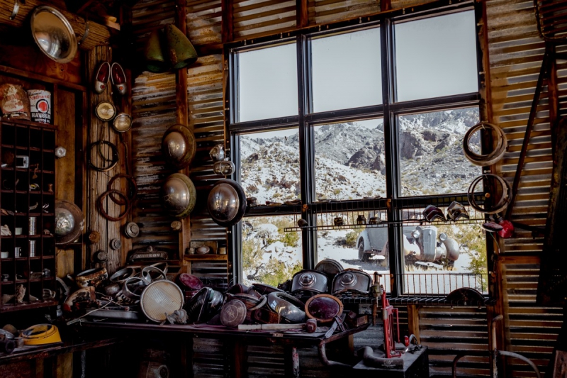 cordonnerie-ST JEAN CAP FERRAT-min_shop_window_part_junk_abandoned-138873